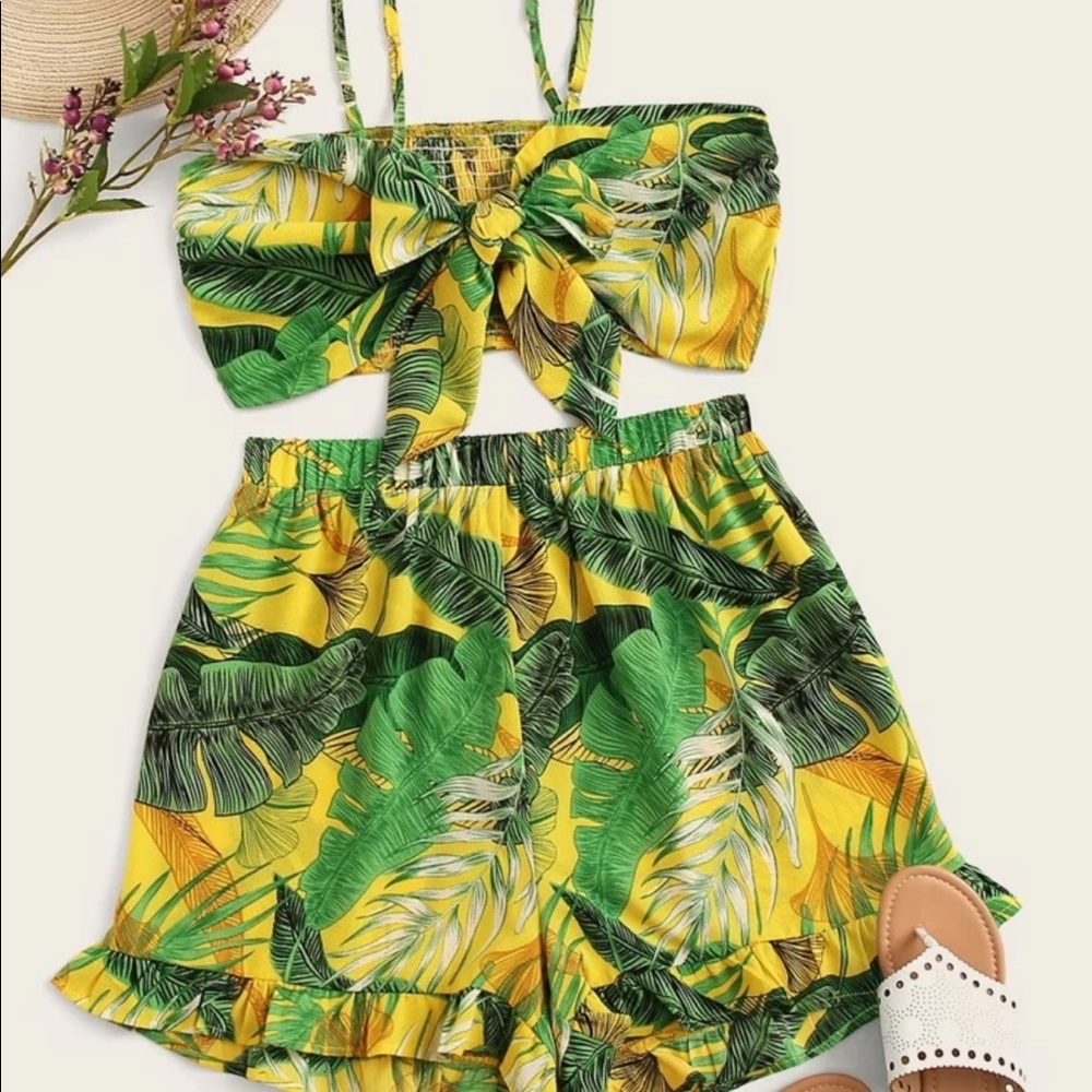 Plus Size: Tie Front Tropical Print Crop Top & Shorts